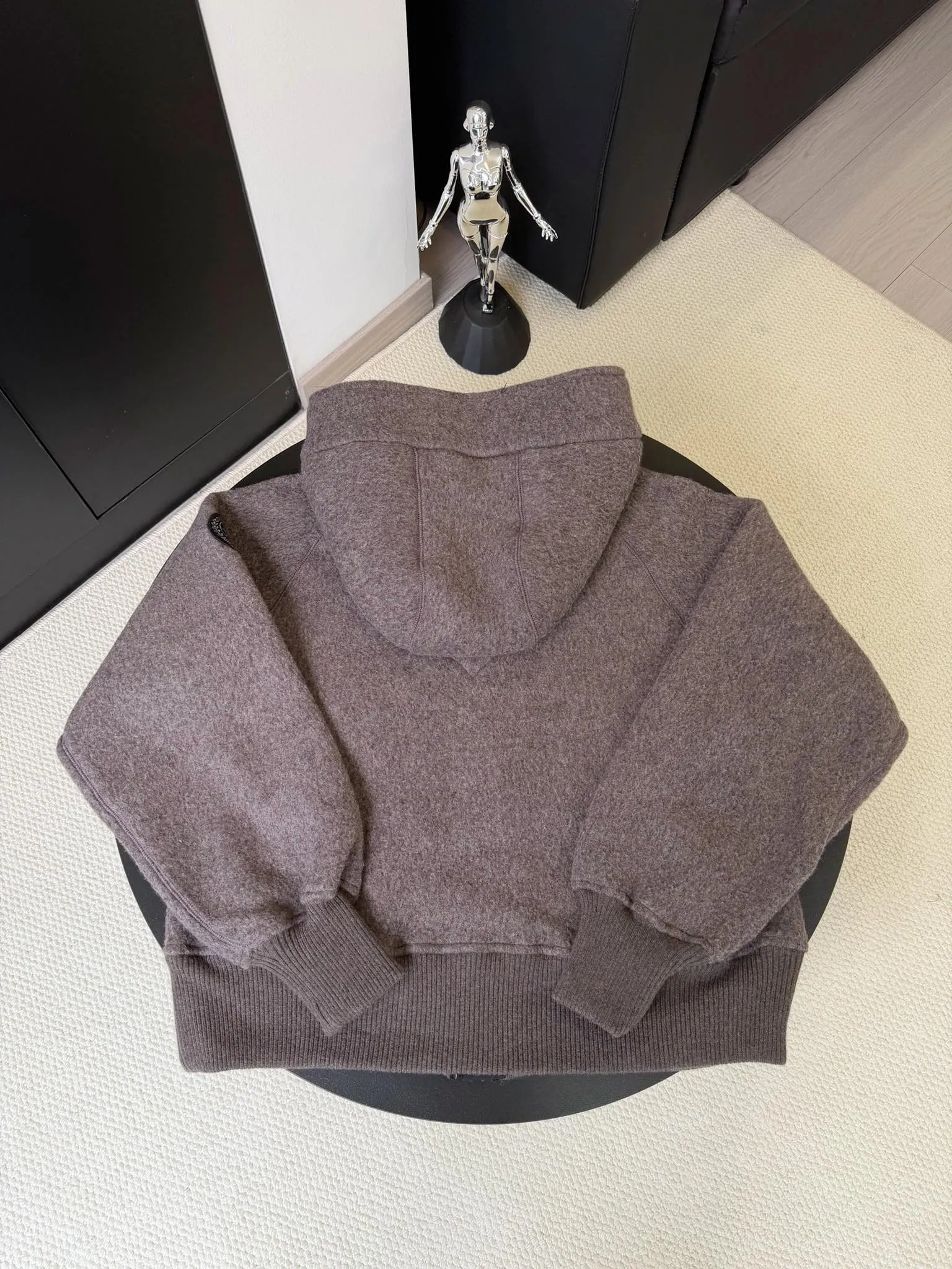 P660 Canada Goose Fleece Wool Hooded Jacket Fabric selection: Wool fleece fabric blended with wool as the main body and a very small amount of spandex and polyester fiber. Wool is a core natural ingredient that provides unparalleled temperature regulation, antibacterial and anti-odor properties and a skin-friendly feel. The feeding of a small amount of spandex gives the fabric a certain degree of four-way elasticity, making it non-restrictive during daily activities. As the basis of fleece's structure, polyester fiber enhances the fabric's durability, wrinkle resistance and quick-drying properties. It contributes to the loft of the fleece and provides functions such as trapping air.  Detail 1: The sleeves and hem are closed with 2×2 ribbing. Its strong elasticity can closely fit wrists and waists of different thicknesses, forming an effective 'seal' to prevent cold wind from blowing back. It can still maintain its original shape after repeated stretching and use, and is not easy to loose and deform. And the ribbed cuffs can convey a sense of design and enhance the visual beauty.  Detail 2: The combination of hood design and elastic buckle improves warmth and windproof performance when wearing. Accessories: Customized elastic drawstring, elastic buckle, custom zipper pendant, custom armband Size: S M L Color: black gray coffee rice pink